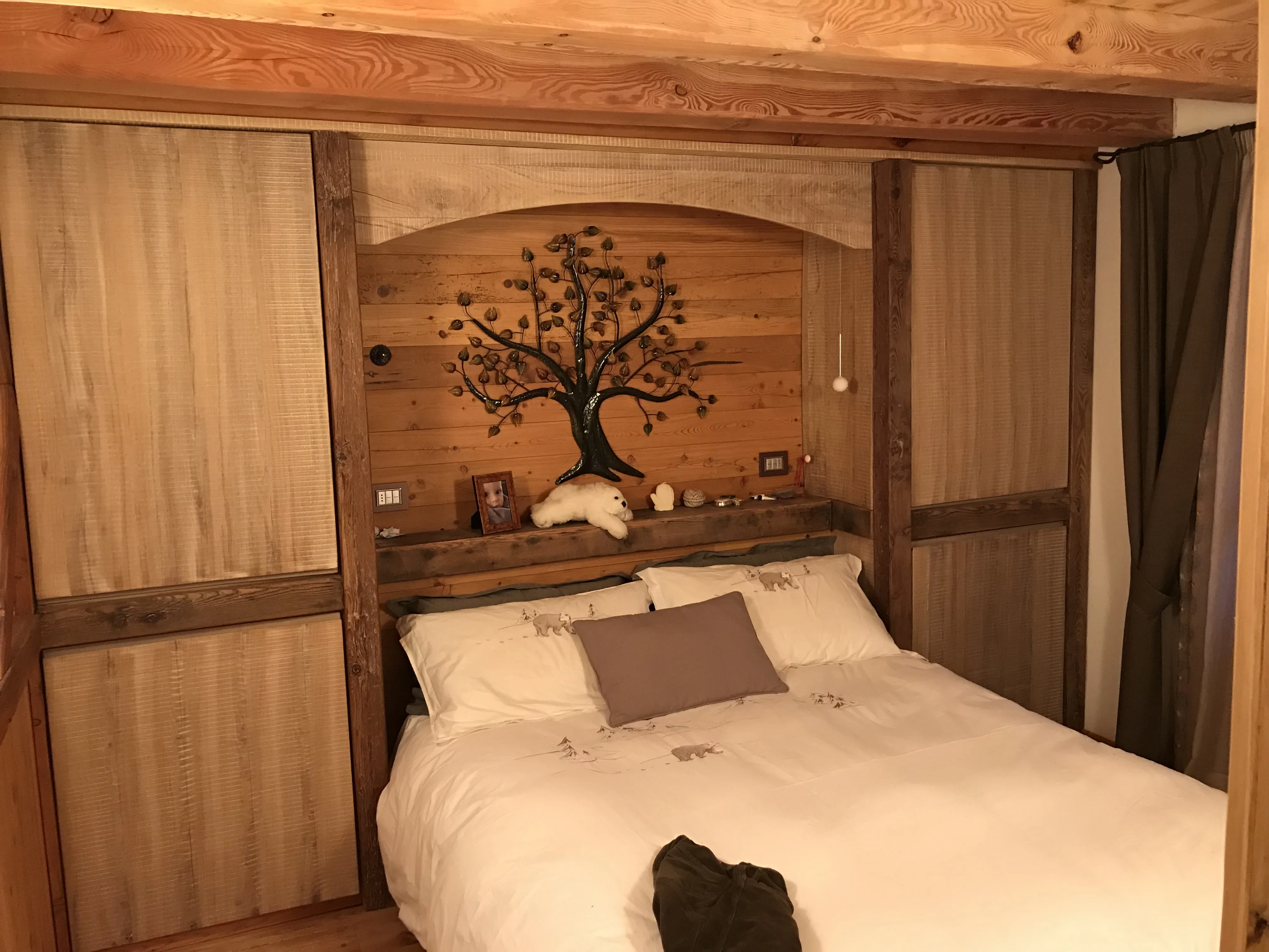 Nicchia letto in legno con albero decorativo intagliato e boiserie chiara